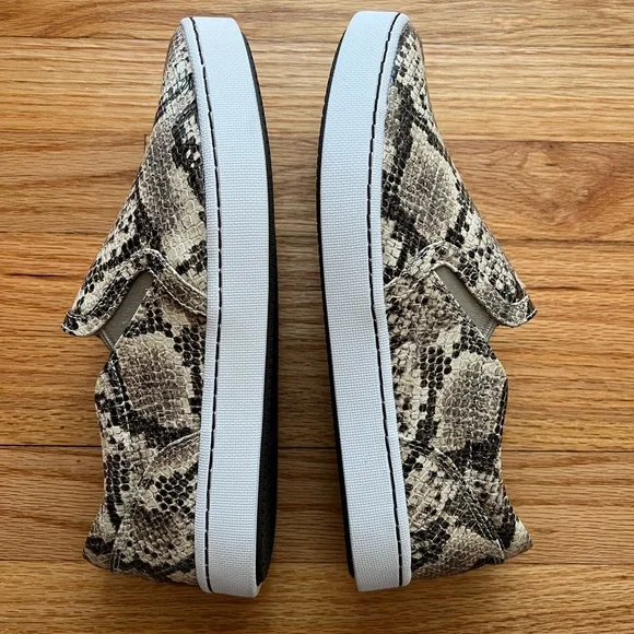 Clarks Pawley Bliss Sneaker in Taupe Snake - Picture 3 of 5